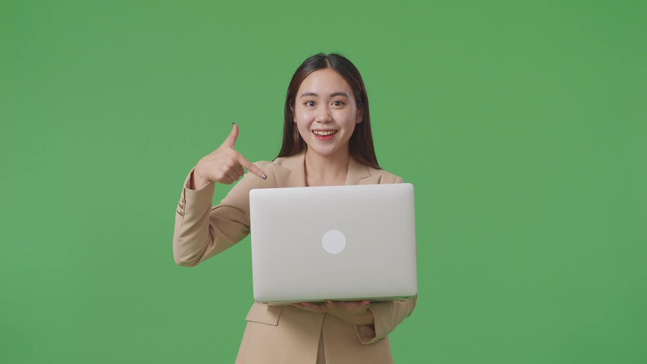 mujer de negocios presentando una computadora portátil