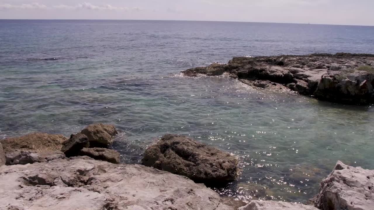 скалистый берег океана возле мексиканского курорта класса люкс