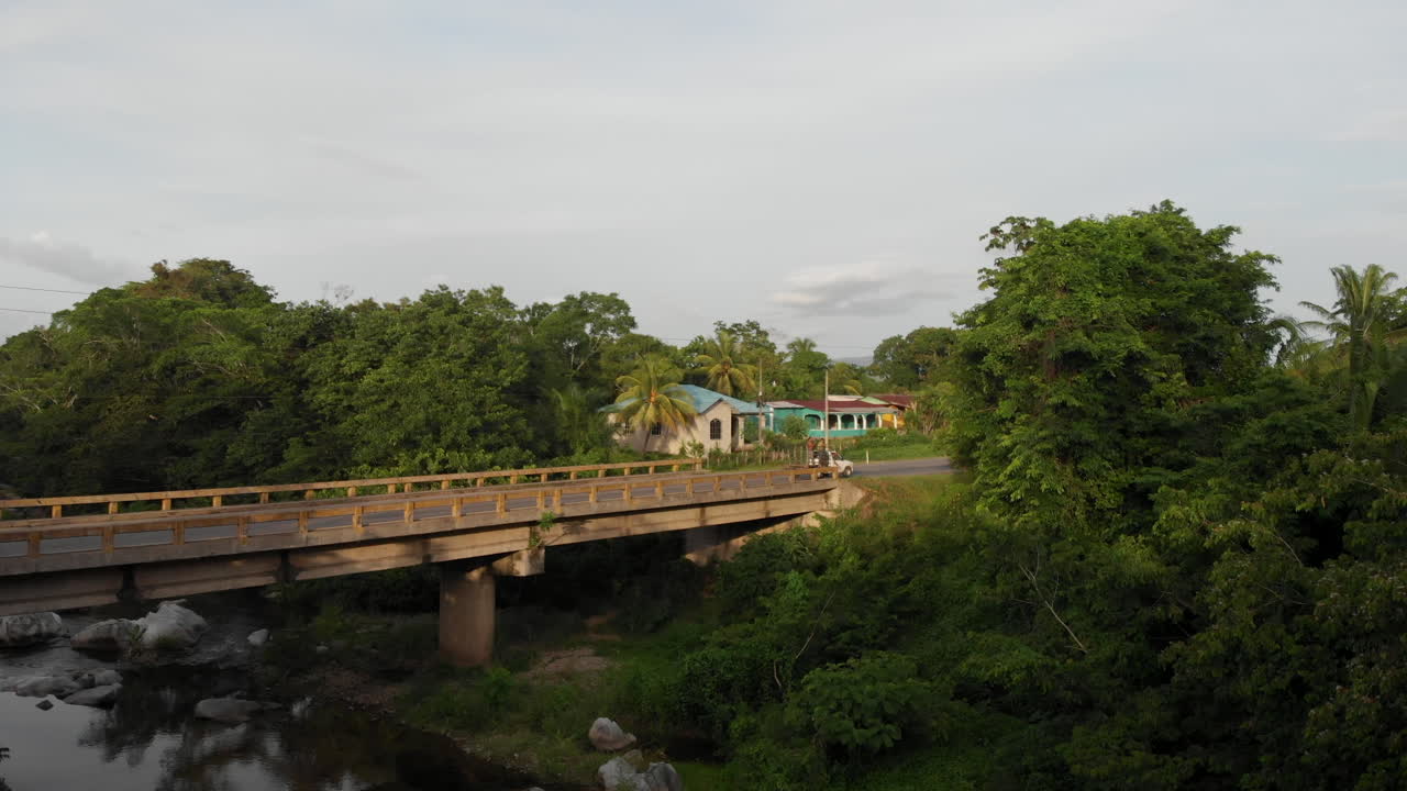 una toma de drones de camiones pasando por un puente en centroamérica
