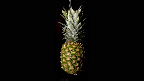 Verlockende-Saftige-Ananas,-Die-Mit-Wasser-Tropft---Fruchtkonzept-Mit-Schwarzem-Hintergrund