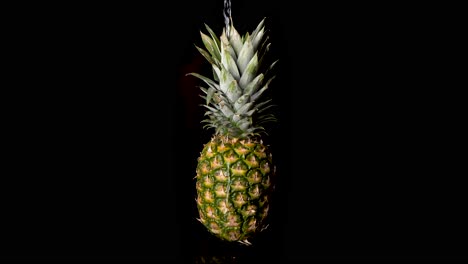 piña jugosa tentadora goteando con agua - concepto de fruta con fondo negro