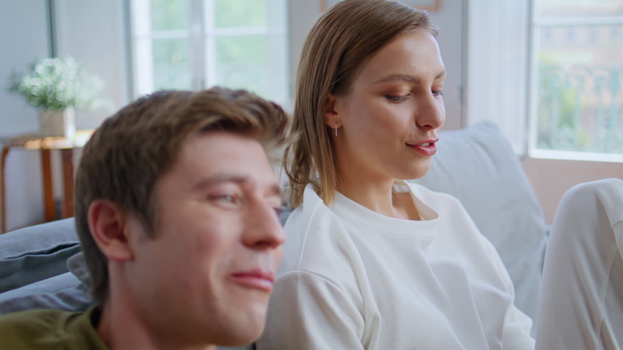 Eating youngsters giving five resting sofa closeup. Boyfriend girlfriend talking