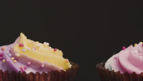 disparo deslizante a lo largo de una línea de cupcakes