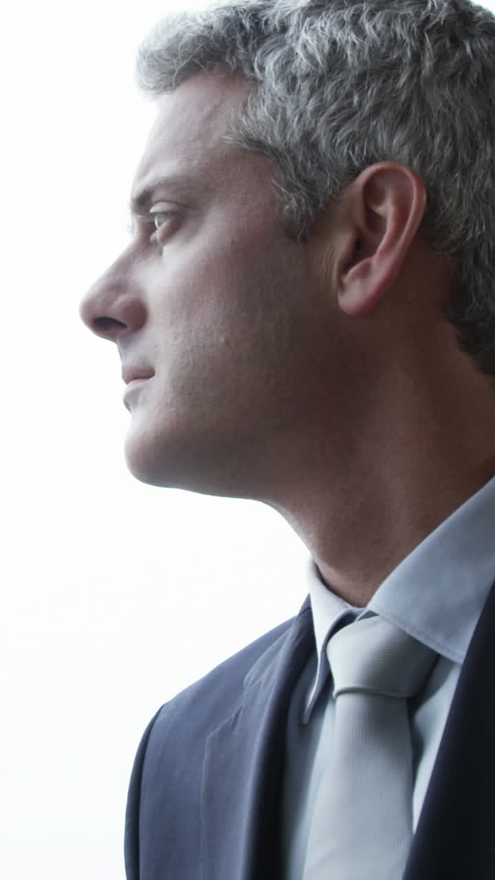 Uomo d'affari pensieroso guarda altrove