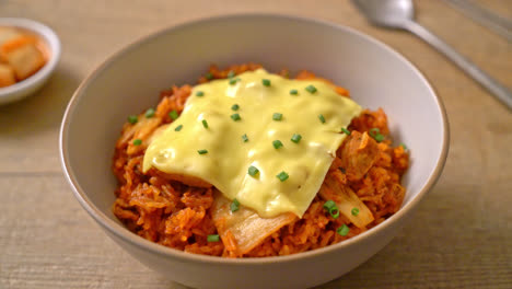 arroz frito con kimchi con carne de cerdo y queso coronado - estilo de comida asiática y de fusión