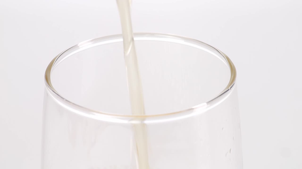 컵에 맥주를 부는 것