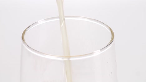 vertiendo cerveza en un vaso