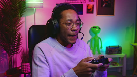 jugador emocionado jugando videojuegos