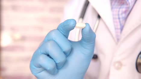 médico con una píldora