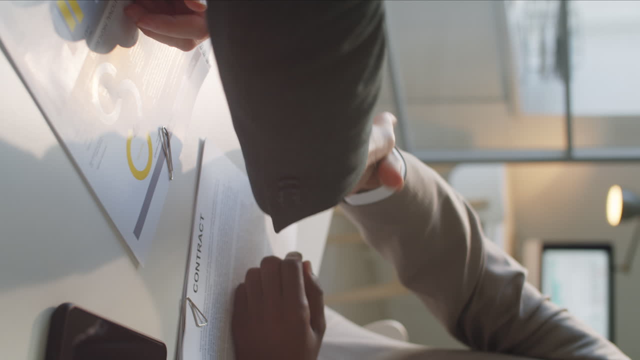 사무실 회의 에서 다민족 사업 파트너 들 의 악수