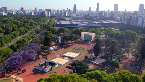 dolly en vista aérea de un partido de fútbol de la copa mundial en la plaza intendente seeber en palermo, buenos aires, argentina