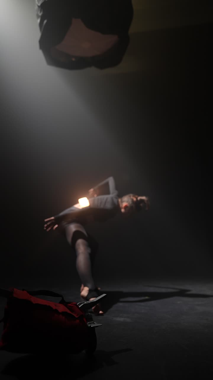 spettacolo di danza contemporanea a scarsa luce