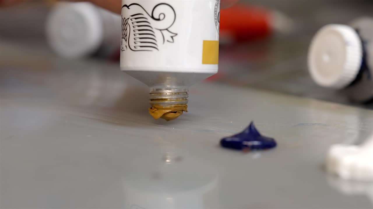 pintura al óleo amarilla naranja de caléndula que sale de un tubo blanco plateado