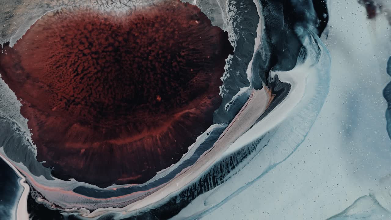 tinta líquida de expansión roja, gota de pintura fondo gris, sangrado de aceite florecimiento,