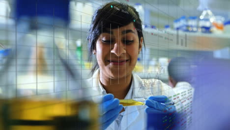 animación del procesamiento de datos científicos sobre una científica biracial en el laboratorio