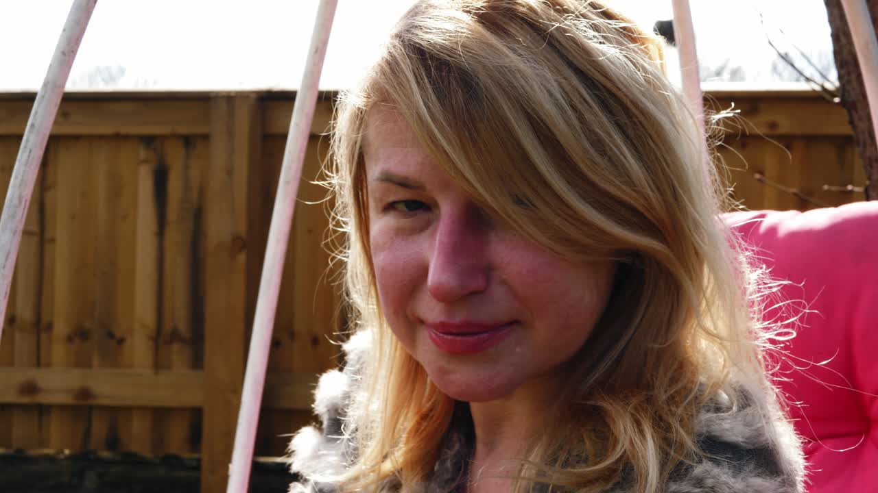 매력적인 여성이 카메라에 미소 짓고 4k 포트레이트를 찍고 느린 동작으로