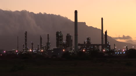 refinería de petróleo al atardecer en el sur de áfrica
