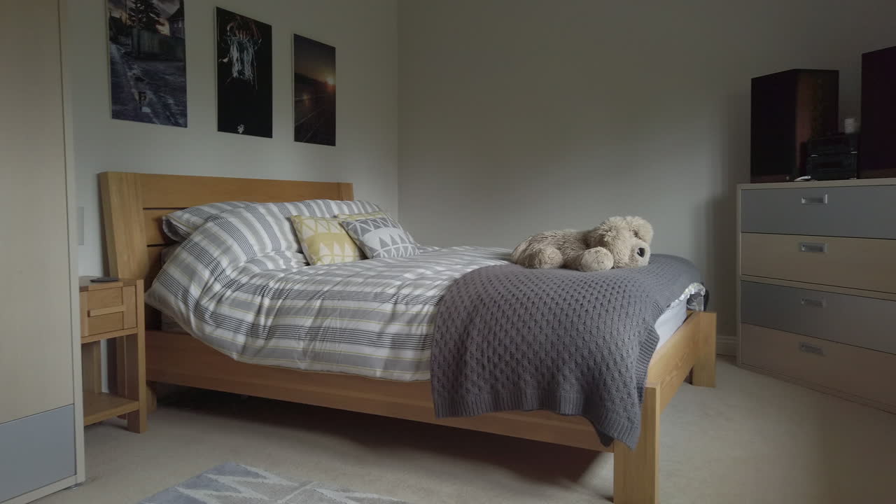 가정집에 있는 현대적인 침실의 왼쪽에서 오른쪽 팬