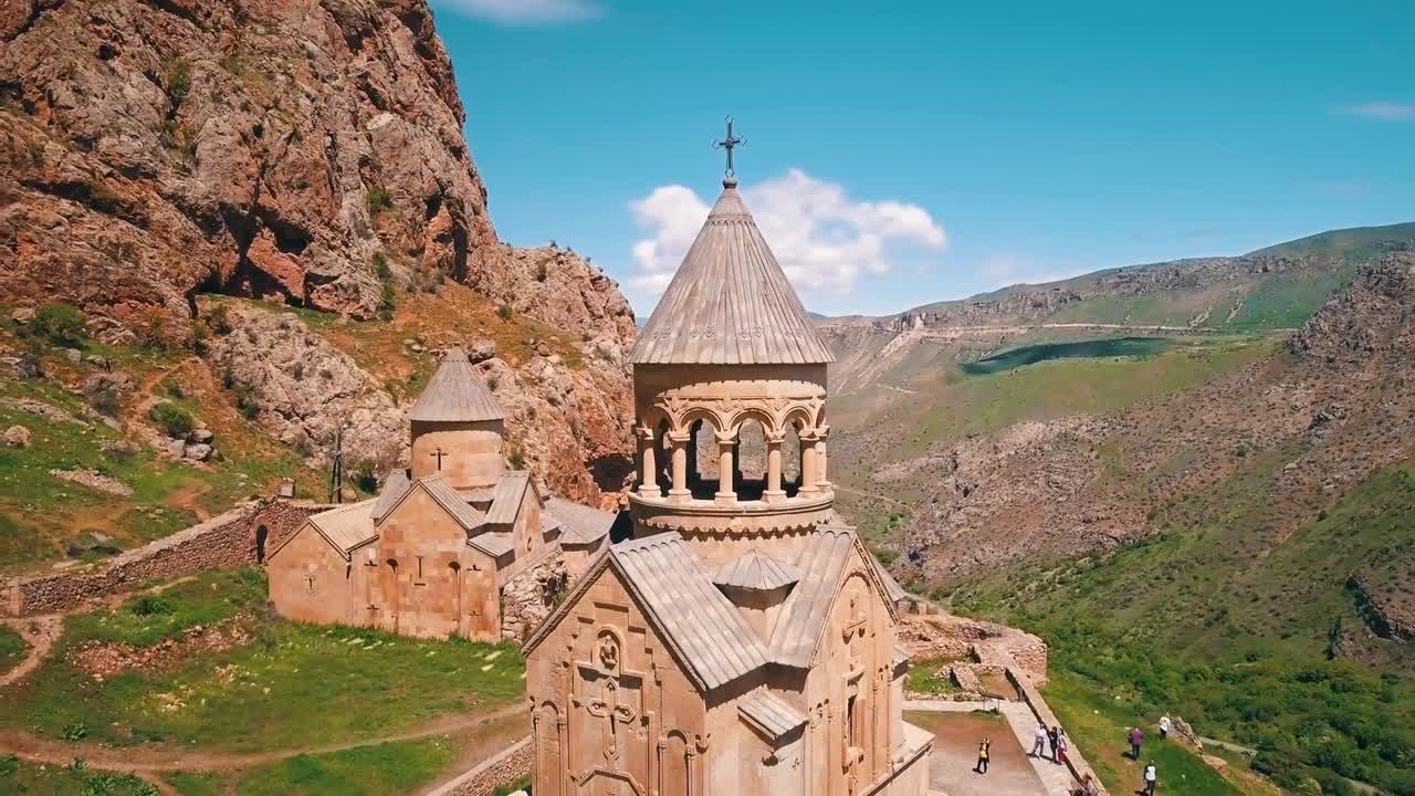 antena de una hermosa iglesia del monasterio de noravank en las montañas del cáucaso de armenia