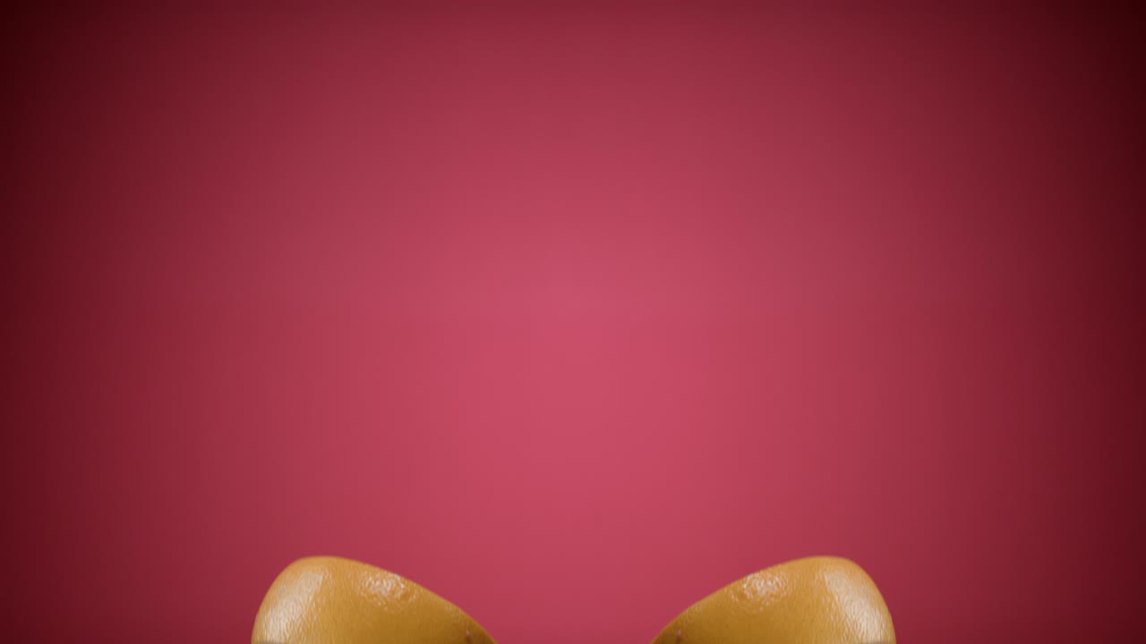 dos rebanadas de pomelo frescas lanzadas volando colgando en el aire y cayendo