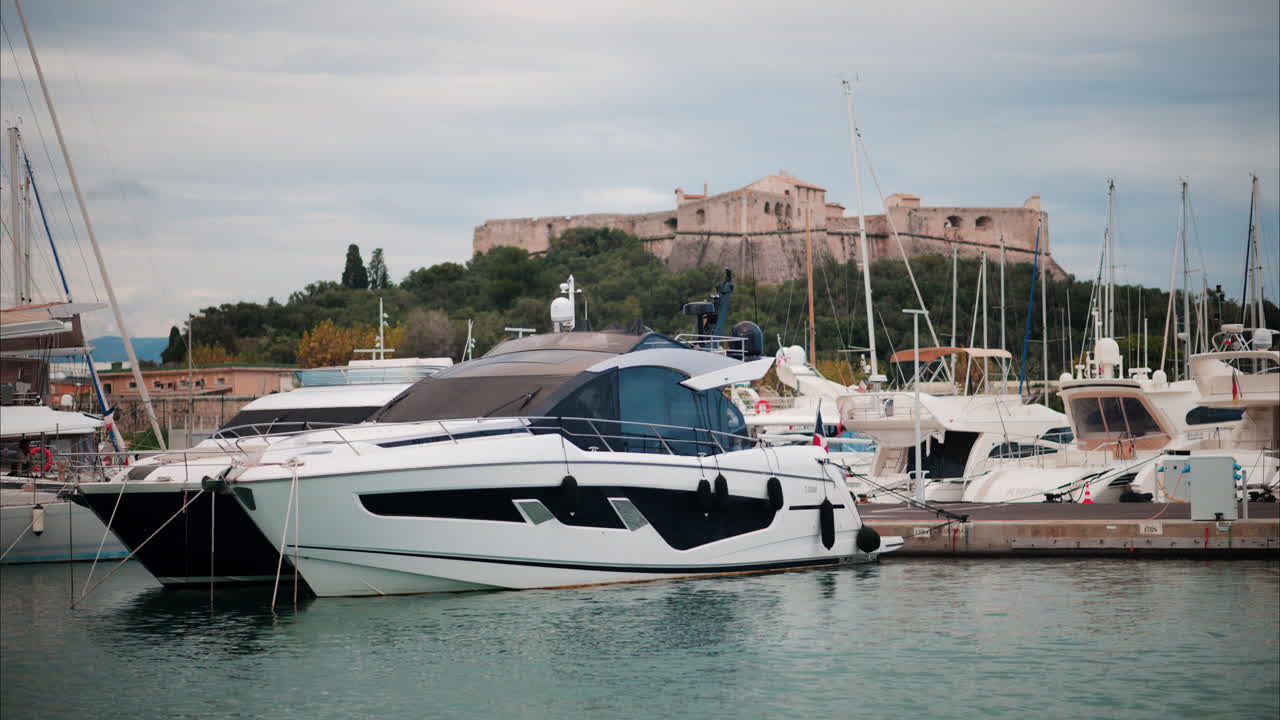 Barche ormeggiate nel Port Vauban con il Fuerte Cuadrado sullo sfondo ad Antibes, in Francia