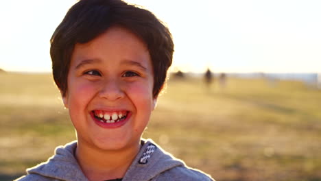 niño, cara graciosa o niño en la puesta de sol en el parque natural