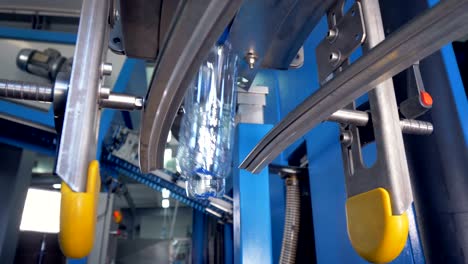 vista de ángulo bajo de botellas vacías moviéndose rápidamente de cerca.