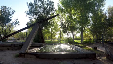 fuente de agua única que fluye en el parque apolo, ciudad de california, tarde de verano