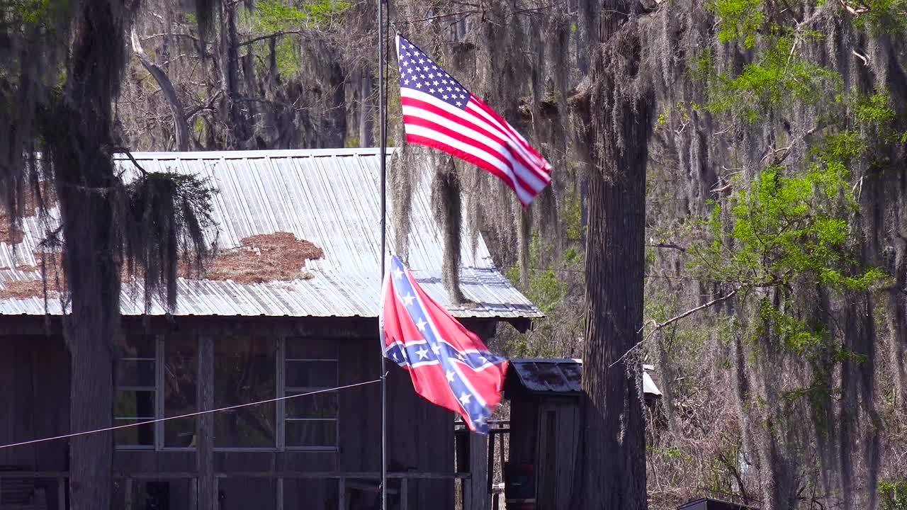 낡은 낡은 바유 하우스는 시골 깊은 남쪽에서 남부 동맹 깃발을 펄럭인다