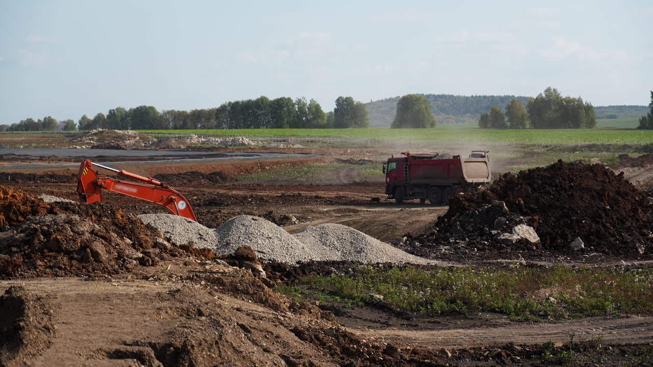 발굴기 및 덤프 트럭을 가진 건설 현장