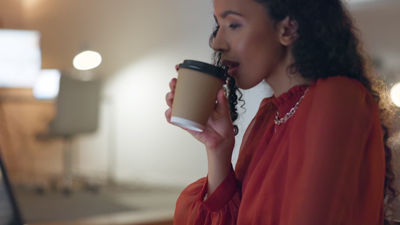 computadora portátil, café y mujer de negocios en la oficina