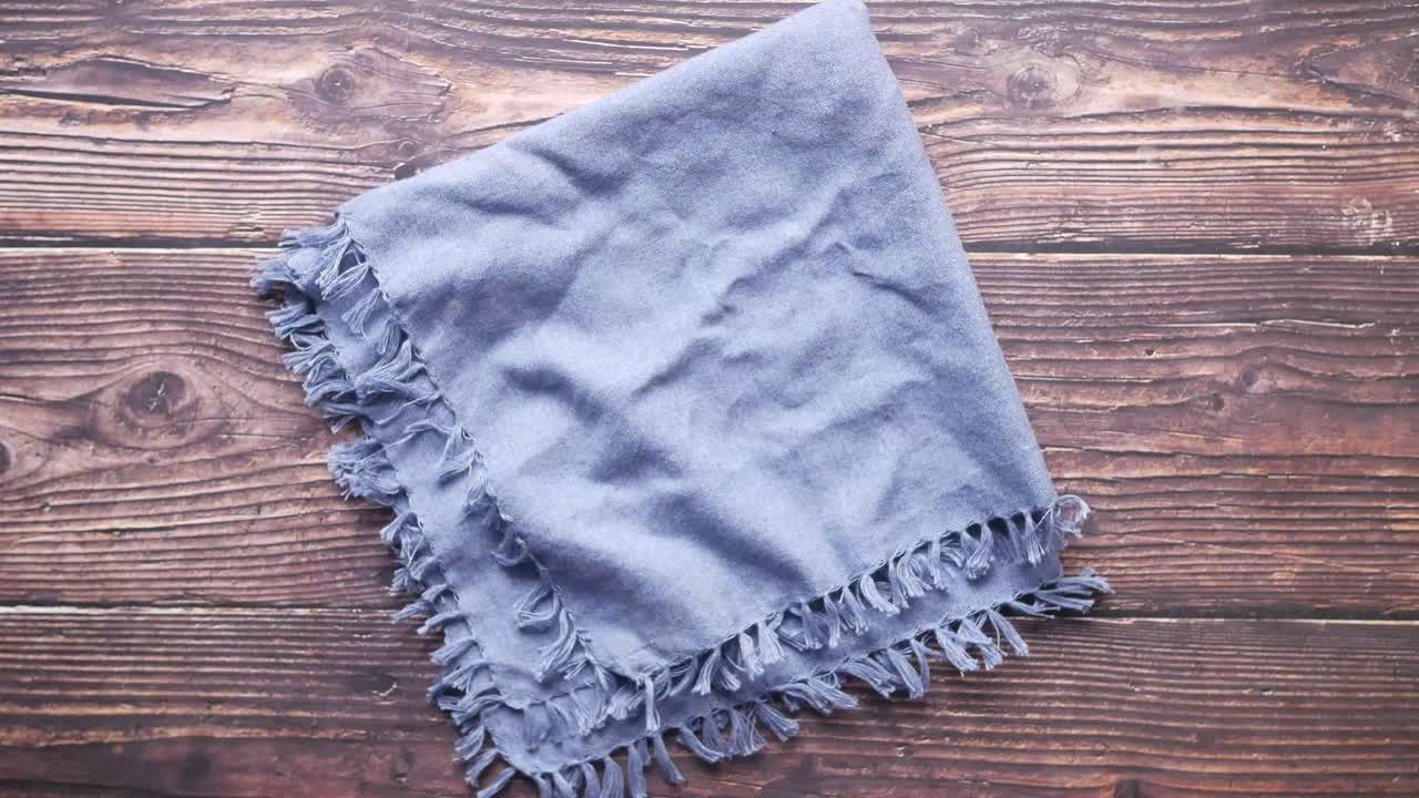 나무 테이블 에 있는 킨 에 실버웨어 를 들고 있는 손