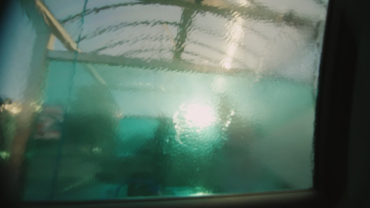 una mujer lava su auto en un fregadero de autoservicio 3