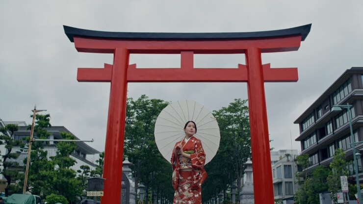 Donna in kimono a un cancello Torii in Giappone