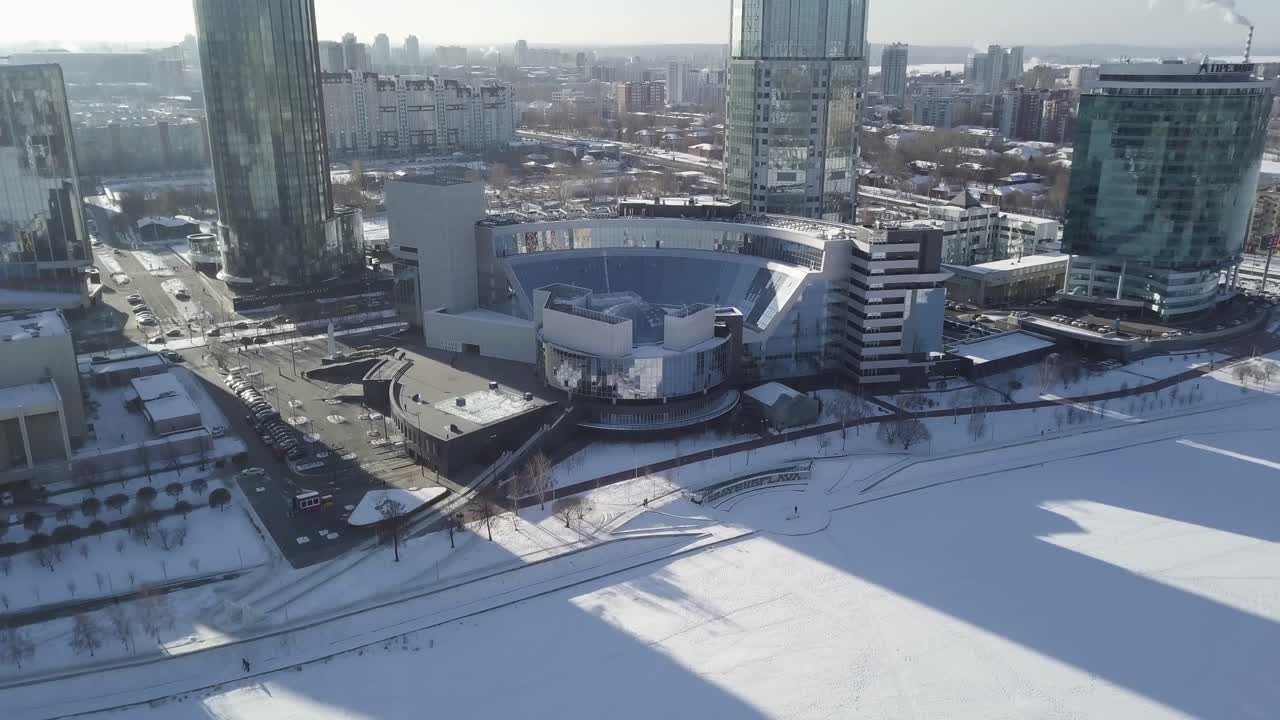 городской пейзаж зимой с современной архитектурой и замороженной рекой
