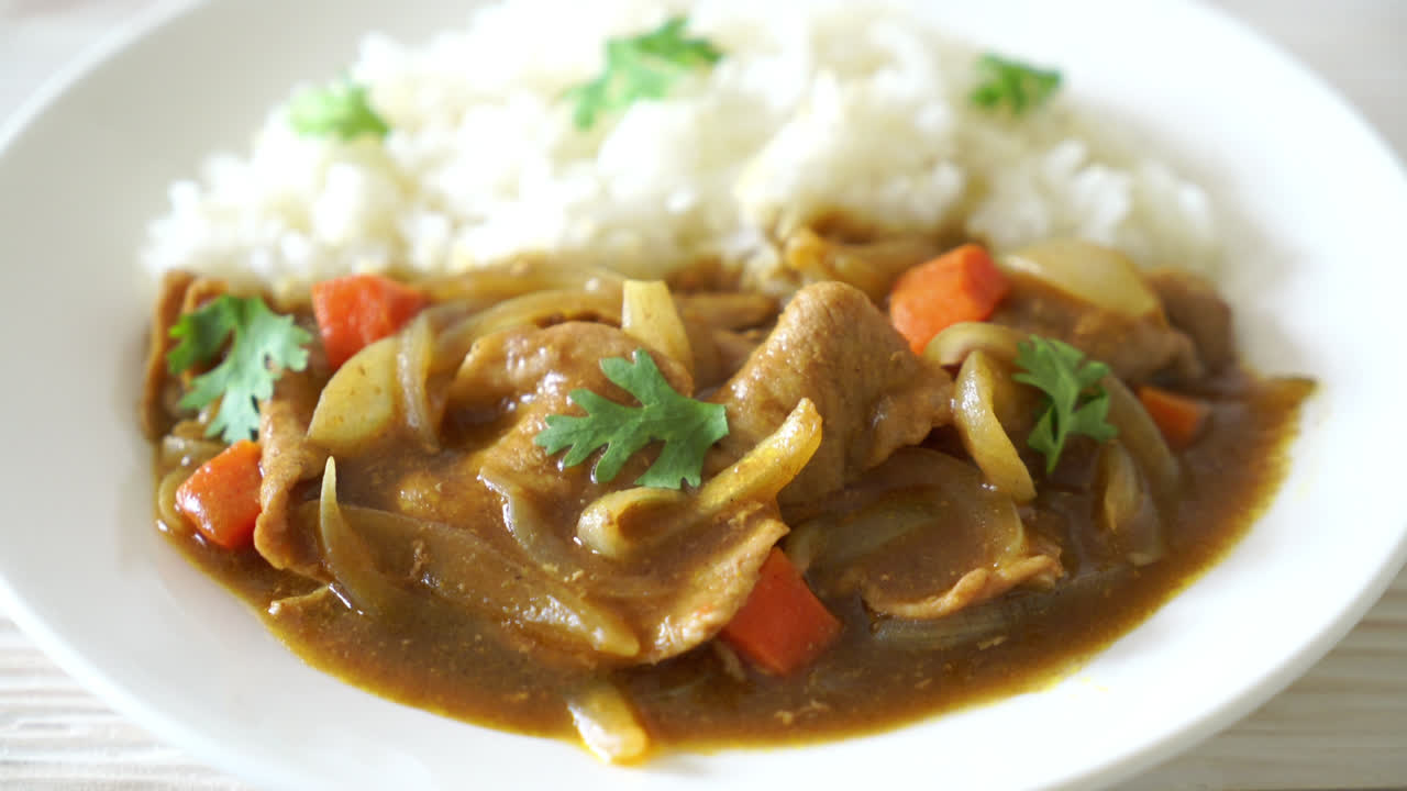 arroz al curry japonés con lonchas de cerdo, zanahoria y cebolla