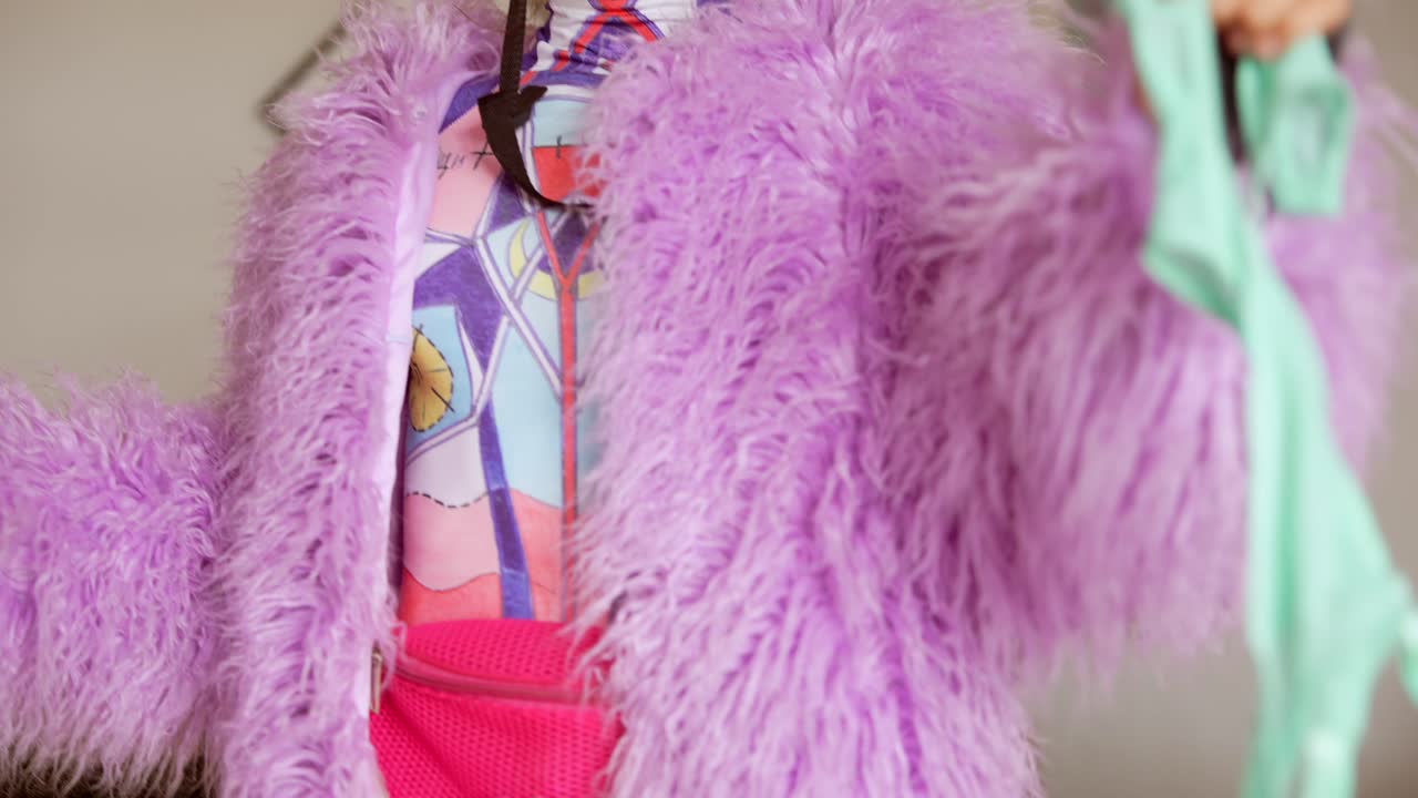 Jovem Mulher com Casaco Roxo Felpudo Coloca Capacete Rosa