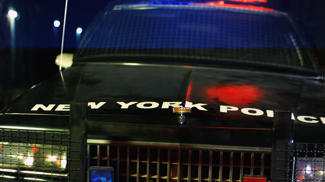 안면 마스크를 쓴 젊고 강한 남자는 체육관에서 웨이트와 운동을 한다 1