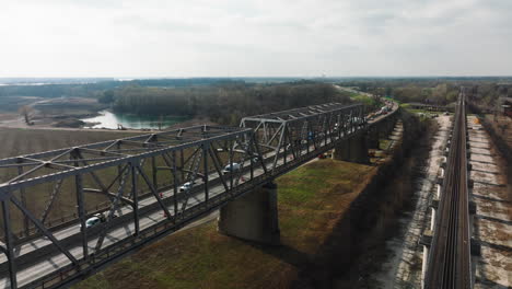 Vista-Aérea-Del-Puente-Conmemorativo-De-Memphis-Arkansas-Y-Del-Puente-Frisco-En-West-Memphis,-Arkansas,-EE.UU.