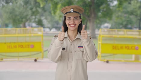 Feliz-Mujer-Policía-India-Haciendo-Thumbs-Up