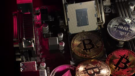 bitcoin btc, monedas ethereum en la placa base de la computadora digital, minería de criptomonedas, futuro sin efectivo