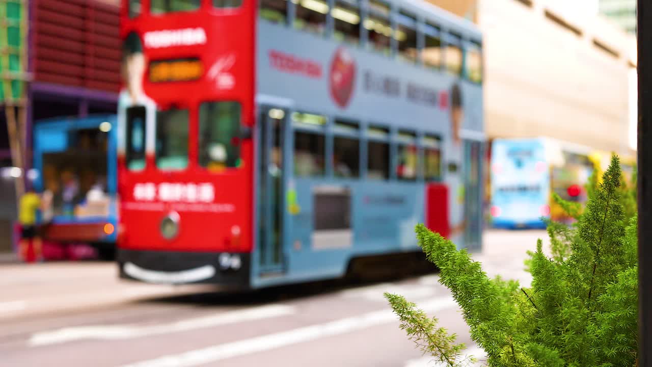 트램 은 바쁜 홍콩 거리 에서 자전거 타는 사람 을 지나간다