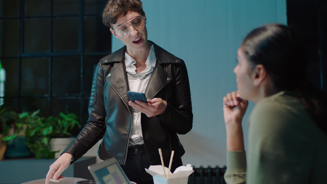 joven mujer de negocios que trabaja hasta tarde colegas que intercambian ideas creativas discutiendo la fecha límite del proyecto colaborando planificando una estrategia exitosa en el moderno espacio de trabajo de la oficina de inicio