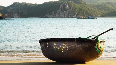 Barco-De-Pesca-Coracle-Vacío-En-Una-Playa-Tropical-En-Vietnam