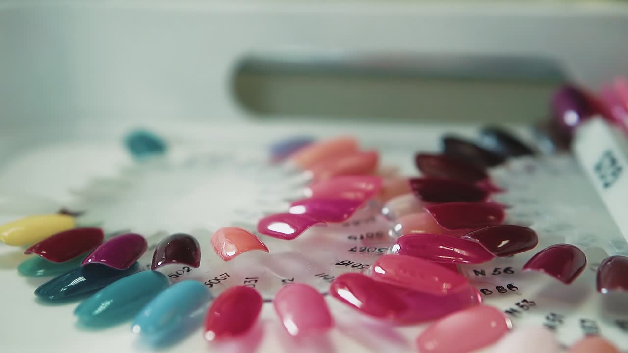 una chica bonita se sienta en una silla en un salón de belleza