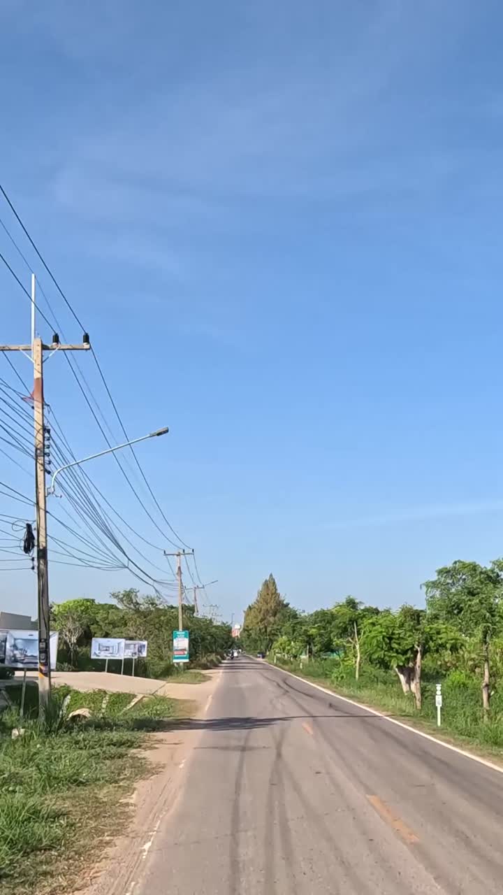 progresión a lo largo de una calle suburbana soleada