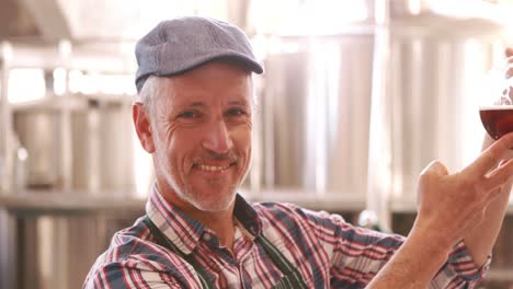 trabajador de la cervecería comprobando el producto
