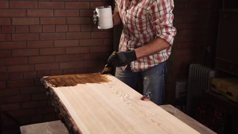 proyecto de carpintería: tinción de una tabla de madera