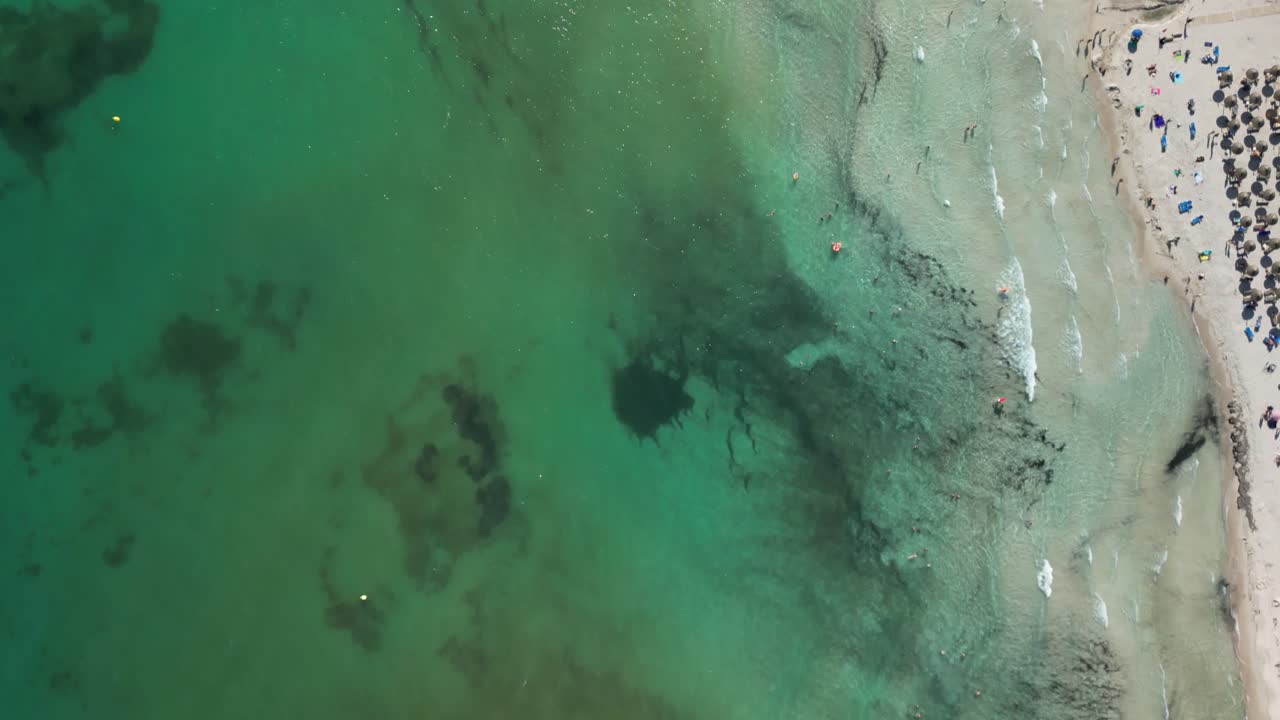 la impresionante bahía de la playa de platja de sa coma durante el verano en mallorca, españa