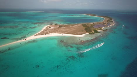 Cayo-de-agua-with-boats-navigating-back-to-gran-roque,-aerial-view